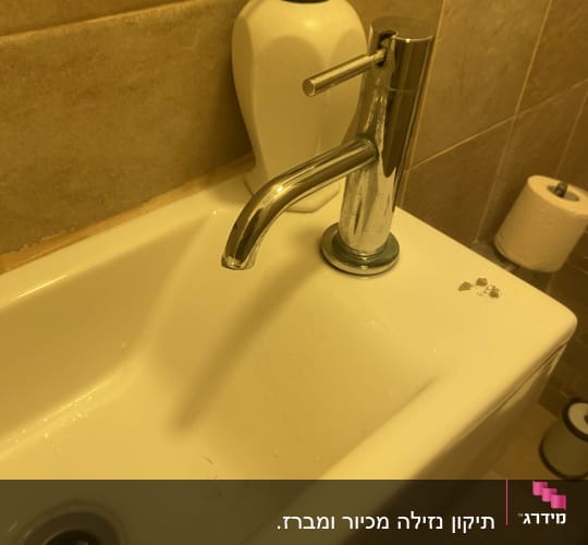 ברז כרום בכיור עם סבון נוזלי